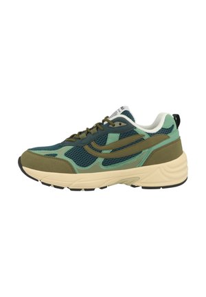 Zapatilla deportiva de malla en verde y verde azulado con detalles en oliva, suela beige, cordones marrones y forro interior blanco, vista de perfil.