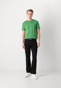 Les Deux NØRREGAARD SEASONAL - Paprasti marškinėliai - vintage green/orange