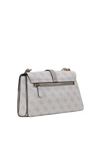 Borsa strutturata in crema con un sottile motivo logo, dotata di una patta superiore, chiusura a zip e tracolla regolabile in morbida pelle grigia chiara.