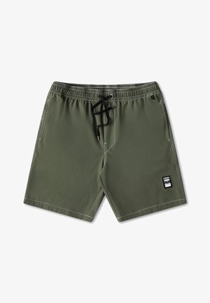 Shorts de bain vert olive en tissu lisse, dotés d'une taille élastique avec un cordon noir, et d'un petit écusson de marque sur le côté.
