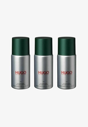 Tre sølvfarvede cylindriske deodorant spraydåser med mørkegrønne låg. Etiketten inkluderer "HUGO" i rødt, med en indholdskapacitet på 150 ml.