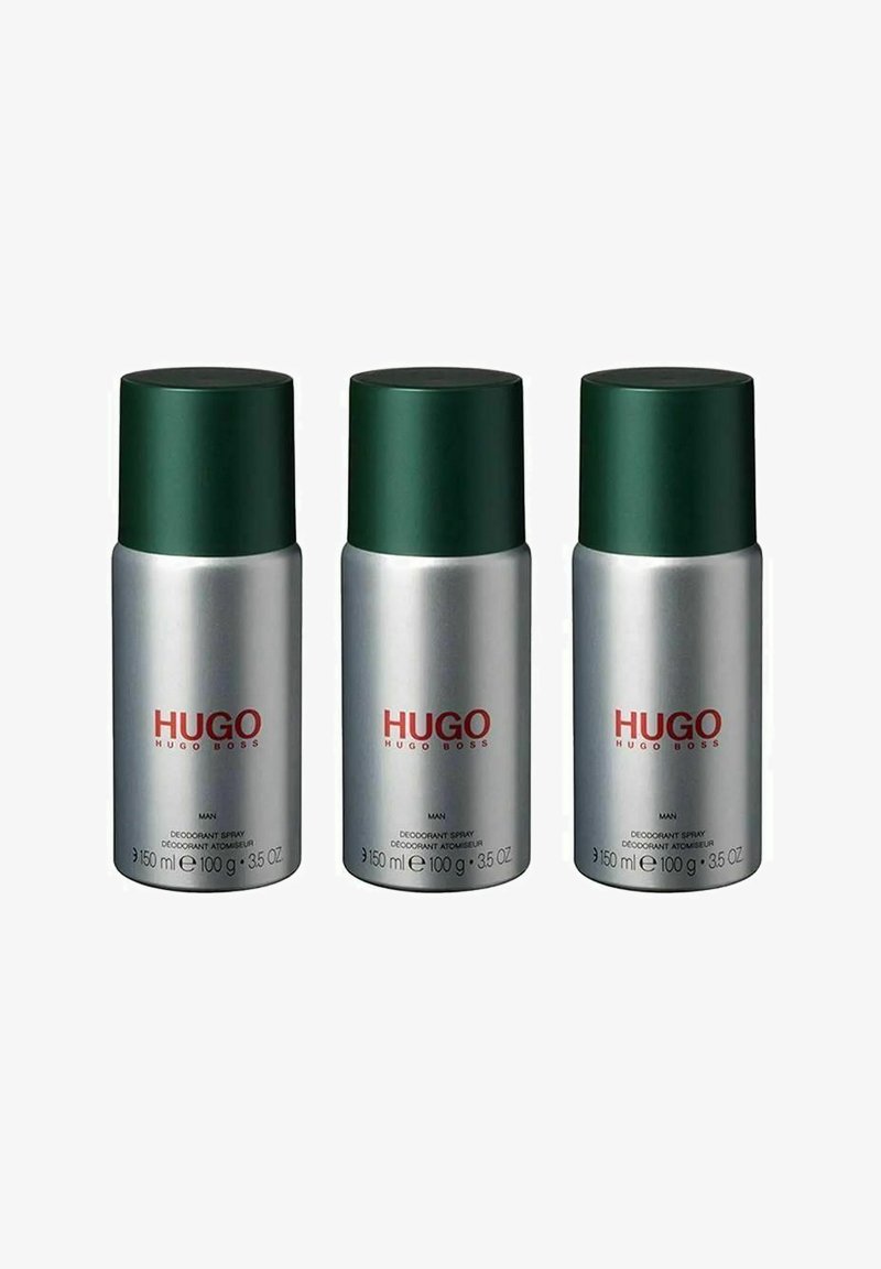 Tre silverfärgade cylindriska deodorantsprayflaskor med mörkgröna lock. Etiketten innehåller "HUGO" i rött, med en volymkapacitet på 150 ml.