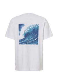 Weißes Baumwoll-T-Shirt mit einem blauen Wellenmuster auf der Rückseite, rechteckiges Design mit detaillierten Texturen und kontrastierenden Farben.