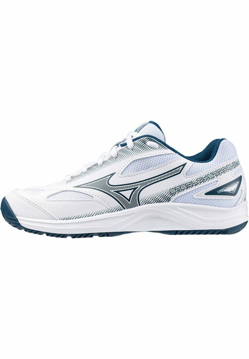 Witte sportieve sneaker met een slank ontwerp, voorzien van meshpanelen, blauwe accenten en een gestructureerde rubberen zool voor grip.