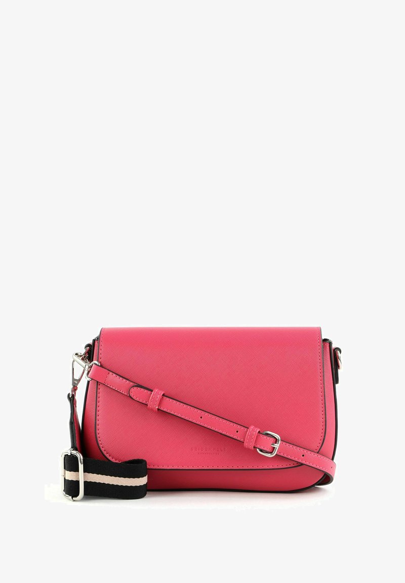 Sac bandoulière synthétique rose avec une texture lisse, équipé d'une sangle amovible, de ferrures argentées, et d'accents noirs. Forme rectangulaire.