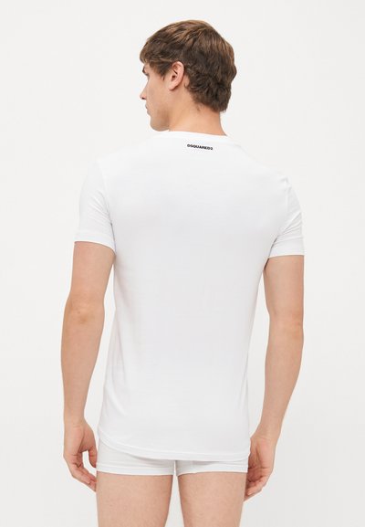 Weißes T-Shirt mit kurzen Ärmeln, tailliertem Schnitt, weichem Material und kleinem schwarzen "DSQUARED2"-Logo im oberen Rückenbereich.