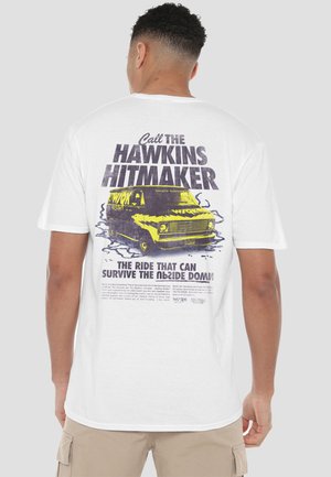 STRANGER THINGS  CALL THE HAWKINS HITMAKER FRONT BACK - Print T-shirt - white