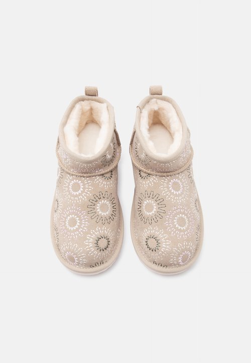UGG Classic Ultra Mini Sun Stitch Mustard Seed (Kids) — foto 4