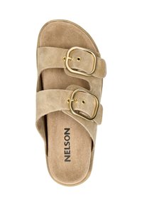 Beige suède slidesandaal met twee verstelbare banden met goudkleurige gespen. Inclusief een zachte, textuur inlegzool en het afgedrukte merknaam.