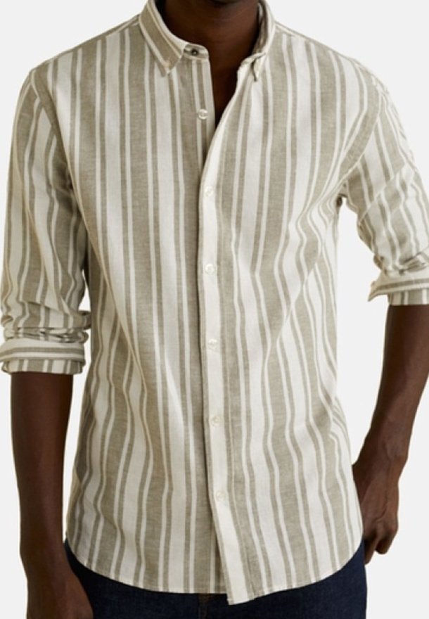 Camicia leggera con bottoni realizzata in misto lino. Presenta righe verticali beige e bianche, maniche lunghe e colletto a punte.