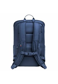 Námořnický modrý batoh s polstrovaným síťovaným zadním dílem, nastavitelnými popruhy, dvěma bočními kapsami a přední kapsou na zip. Obsahuje značkovou visačku.