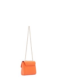 Sac à main en simili cuir orange avec une fermeture à rabat, présentant un motif texturé et une bandoulière en chaîne dorée. Forme rectangulaire compacte.