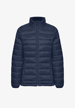 Marineblå pufferjakke med lynlås foran, høj krave og vandret quiltet mønster. Fremstillet af let, polstret materiale for varme.