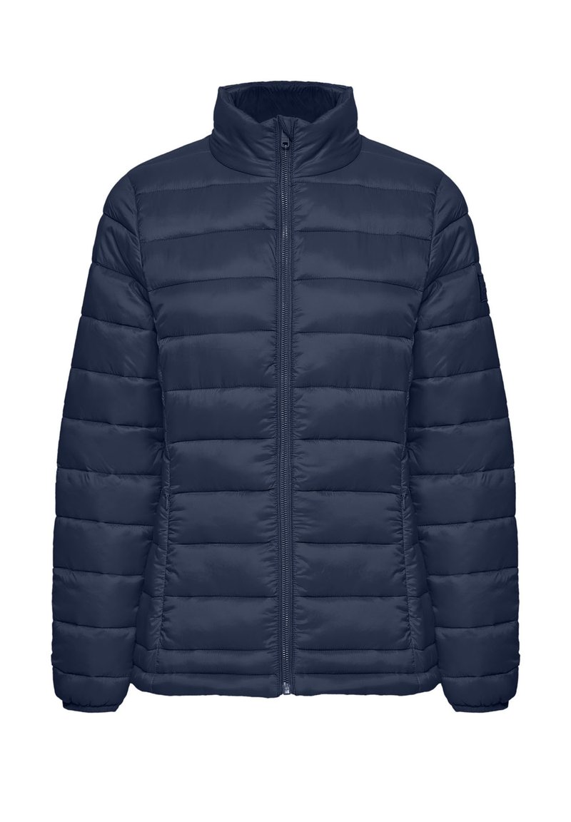 Marinblå pufferjacka med zipfram, hög krage och horisontellt kviltad mönster. Tillverkad av lätt, vadderat material för värme.