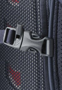 Marineblaues Netzmaterial mit einem Kunststoffverschluss und verstellbaren Riemen. Das Material zeichnet sich durch eine strukturierte Oberfläche und gewebte Muster aus, die die Haltbarkeit erhöhen.