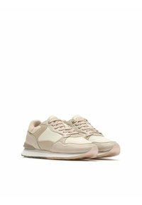 Lichtbeige sport schoenen met een gestructureerde bovenkant, gladde accenten en een rubberen zool. Beschikt over een vetersluiting en contrasterende stiksels.