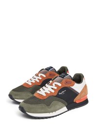 Herrskor med en kombination av olivgrön mesh, brun mocka och svart textil. Vita snören, orange hälaccent och logodetalj.