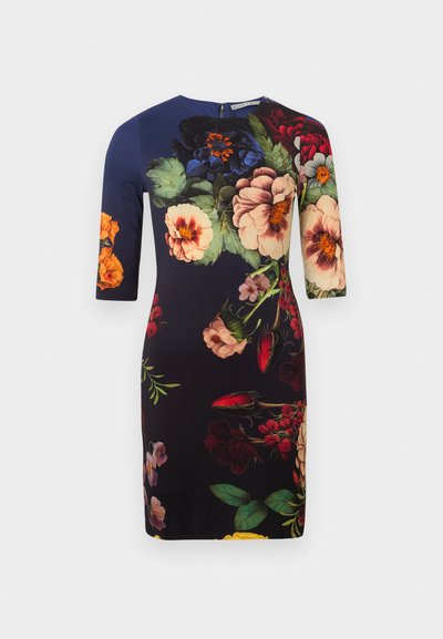 Lillelille mustriga kleit, millel on kolmeveerandi varrukad, sobiv siluett, tume mereväe taust ja erksad mitmevärvilised lilled ning lehed.