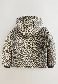 Leopardprint pufferjakke med hætte, der har quiltet tekstur, sorte og beige toner samt elastiske manchetter. Vist fra bagsiden.