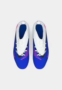 Μπλε και λευκά αθλητικά παπούτσια με υφή στο πάνω μέρος, μαύρες λεπτομέρειες, ροζ στοιχεία και λευκά κορδόνια. Σχεδιασμένα για απόδοση και στήριξη.
