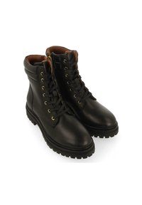 Botas de tobillo de cuero negro con un acabado suave, cordones en la parte delantera, ojales en tono dorado y una suela robusta para mayor tracción. Interior forrado con acolchado marrón.