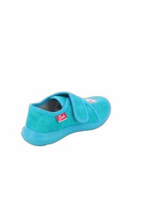 Teal stoffen schoen met een klittenbandsluiting, ronde neus en een zachte textuur. Kenmerkt zich door een rood logo label en een lichtblauwe rubberen zool.