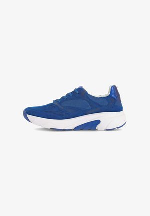 Baskets de sport bleues avec semelle épaisse blanche, dessus en mesh et cuir, fermeture à lacets, vues de côté sur fond blanc.