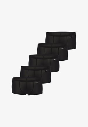 Fünf schwarze Herren-Boxershorts im Brief-Stil, die in einer diagonalen Linie auf einem weißen Hintergrund angeordnet sind.