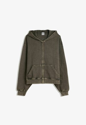 Mikina s kapucí na zip v tmavě olivové barvě, vyrobená z texturované látky. Obsahuje přední kapsy a žebrovaný lem. Uvolněný zkrácený střih.