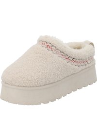 Zapatilla de color crema con una textura suave, que presenta un prominente patrón bordado rojo y blanco a lo largo del borde y una suela gruesa y blanca.