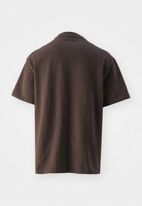 Brun bomulls t-shirt med kort ärm, rund hals och en avslappnad passform. Texturen verkar slät och lätt. Enkel bakvy.