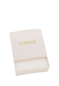 Pequeña caja abierta beige con el texto dorado "amor" en la tapa, interior liso, vacía, vista en un ángulo sobre un fondo blanco.
