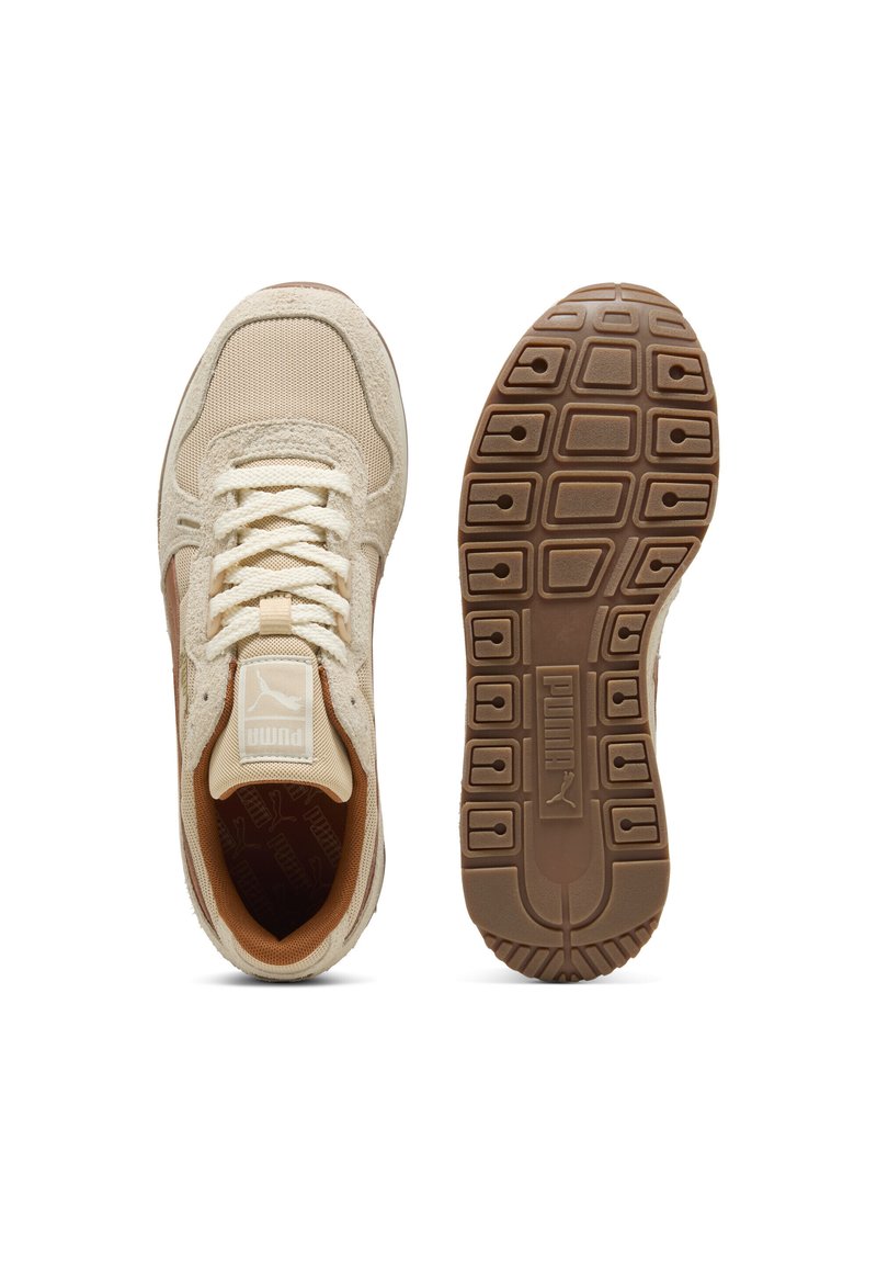 Beige Puma-Sneaker mit cremefarbenen Schnürsenkeln und Wildlederdetails, von oben und von der Sohle betrachtet, mit braunem strukturiertem Profil und Puma-Logo.