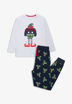 Chemise à manches longues grise avec un graphique "GAMER ELF" en vert, associée à un pantalon bleu marine comportant des motifs de manettes de jeu rouges et vertes.