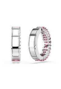 Dva srebrna prstana s poudarki iz rožnatih draguljev, prikazana iz različnih zornih kotov, ki prikazujejo sodoben, eleganten dizajn. Prosojna ozadja.