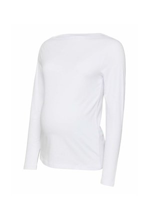 Camiseta premamá blanca de manga larga con escote redondeado, diseñada para ajustarse y estirarse sobre la barriga de embarazada.