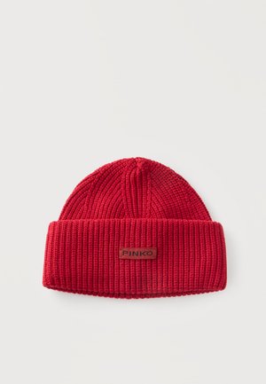 Bonnet rouge en maille avec revers plié et petite étiquette rectangulaire portant la mention PINKO sur le devant au centre.