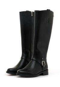 Botas negras hasta la rodilla hechas de material sintético suave, con cremallera lateral, punta redonda, pequeño tacón cuadrado y detalle de correa ajustable.