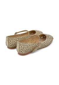 Scarpe flat dorate con cinturino Mary Jane, decorate con grandi strass, caratterizzate da un design con ritagli e una finitura in pelle liscia.