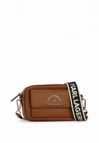 Brun rektangulär crossbody-väska i läder med en strukturerad yta. Har en framficka med lock och en bred, justerbar rem.