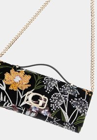 Clutch in zwarte fluweel met kleurrijke bloemenborduursels, pailletten en een zilveren kettingenriem. Heeft een decoratieve logo-sluiting.