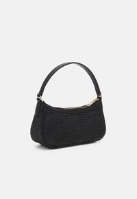 Bolsa de tejido negro con forma curva, con un asa de cuero suave y cremallera en tono dorado. La textura es intrincada con un brillo sutil.