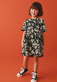 Next - SHORT SLEEVE  REGULAR FIT - Obleka iz džersija - black  white daisy floral print Miniaturna slika 1