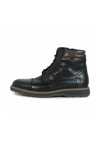 Botín de cuero negro hasta el tobillo con acabado suave, puntera redonda, diseño de cordones, cuello acolchado y suela de goma marrón en contraste.