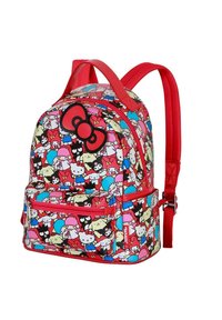 Mochila roja y rosa con un estampado integral de personajes de dibujos animados, de forma redondeada, con un bolsillo delantero con cremallera y un gran lazo decorativo.
