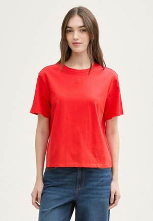 Rode katoenen T-shirt met korte mouwen, een ronde halslijn en een subtiele logodetail. Gecombineerd met blauwe spijkerbroek, casual pasvorm en stijl.
