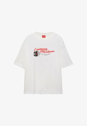 Fehér rövid ujjú póló piros "Lightning McQueen" felirattal és fekete versenygumi grafikával, füsttel az elején.