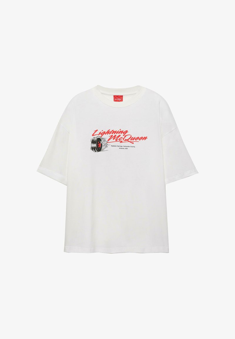 Fehér rövid ujjú póló piros "Lightning McQueen" felirattal és fekete versenygumi grafikával, füsttel az elején.