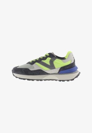 Zapatillas deportivas con una combinación de colores gris, verde y azul. Construidas con materiales de malla, ante y caucho. Suela texturizada y collar acolchado.