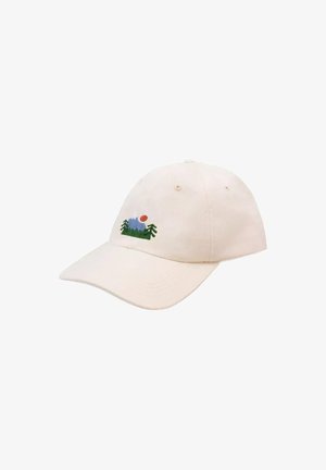 Beżowa bawełniana czapka z zaokrąglonym daszkiem; posiada haftowany wzór gór i słońca, w tym zielone drzewa.